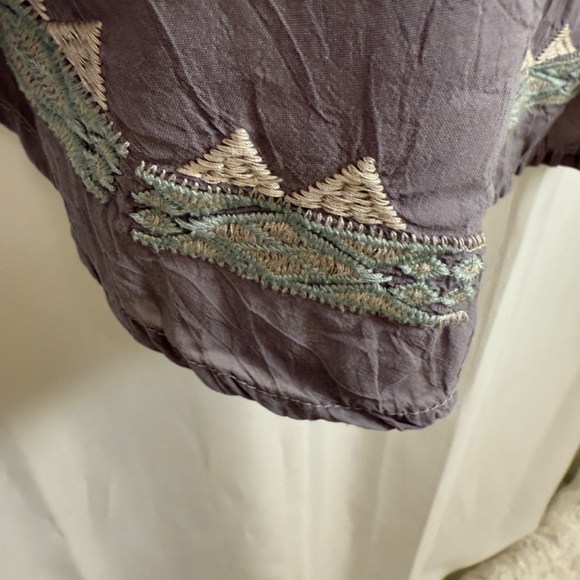 Johnny Was Short Sleeve Gray Pull-Over Shirt Colorful Embroidered Flowers Medium - Picture 8 of 14